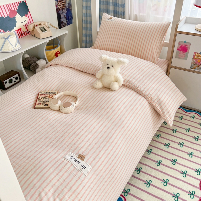 91家纺网 家纺一手货源 找家纺 佳笠家居 2025新款kimi熊系列A类宿舍全棉纯棉色织水洗棉被套单被套被套单件 幽径-粉