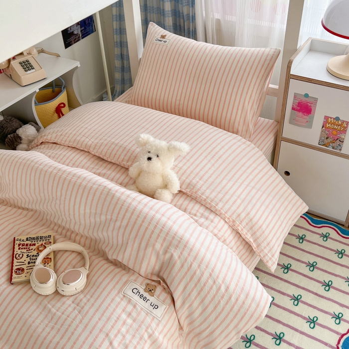 91家纺网 家纺一手货源 找家纺 佳笠家居 2025新款kimi熊系列A类宿舍全棉纯棉色织水洗棉被套单被套被套单件 幽径-粉