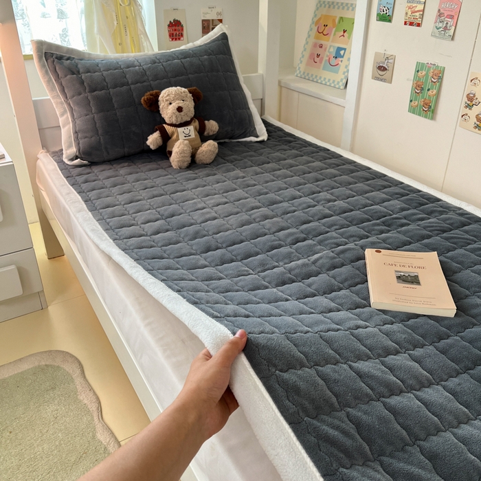 91家纺网 家纺一手货源 找家纺 川悦生活2025 新款A类印花牛奶绒床垫加厚绒保暖床护垫 吉木-暖灰