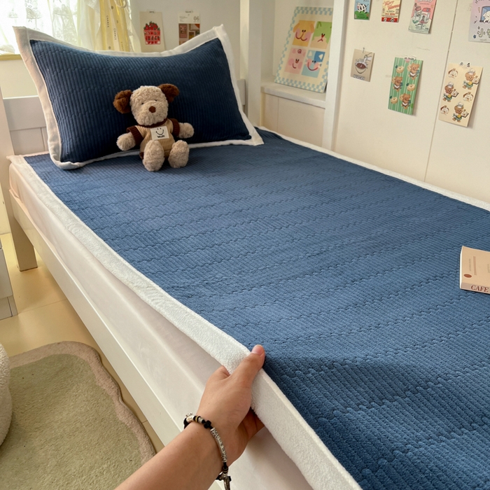 91家纺网 家纺一手货源 找家纺 川悦生活2025 新款A类印花牛奶绒床垫加厚绒保暖床护垫 晴空-深蓝