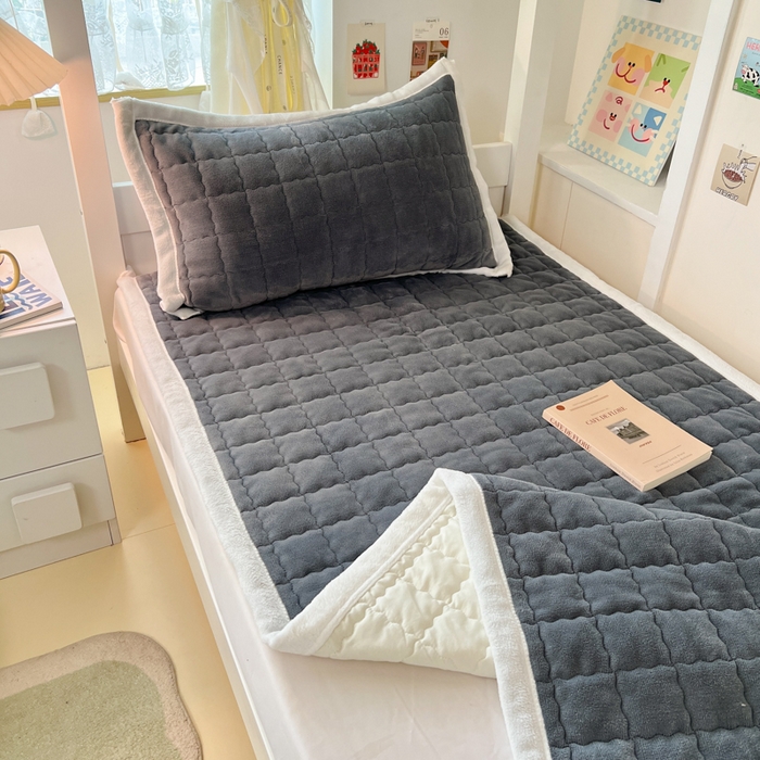 91家纺网 家纺一手货源 找家纺 川悦生活2025 新款A类印花牛奶绒床垫加厚绒保暖床护垫 吉木-暖灰