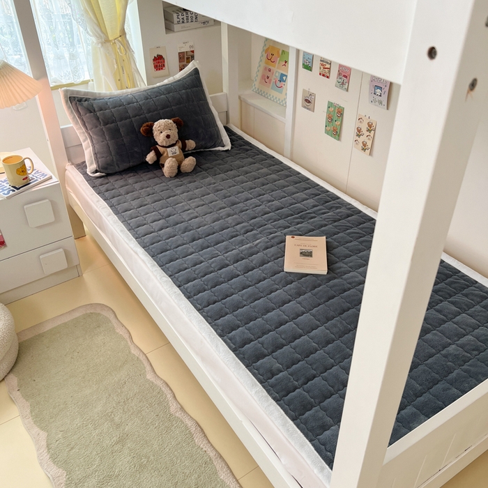 91家纺网 家纺一手货源 找家纺 川悦生活2025 新款A类印花牛奶绒床垫加厚绒保暖床护垫 吉木-暖灰