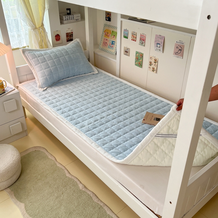 91家纺网 家纺一手货源 找家纺 川悦生活2025 新款A类印花牛奶绒床垫加厚绒保暖床护垫 吉木-青色