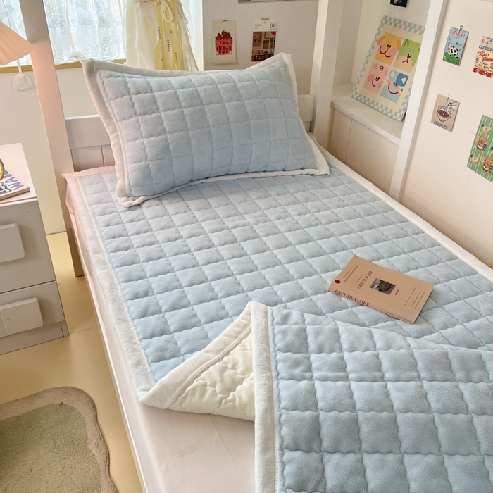 91家纺网 家纺一手货源 找家纺 川悦生活2025 新款A类印花牛奶绒床垫加厚绒保暖床护垫 吉木-青色