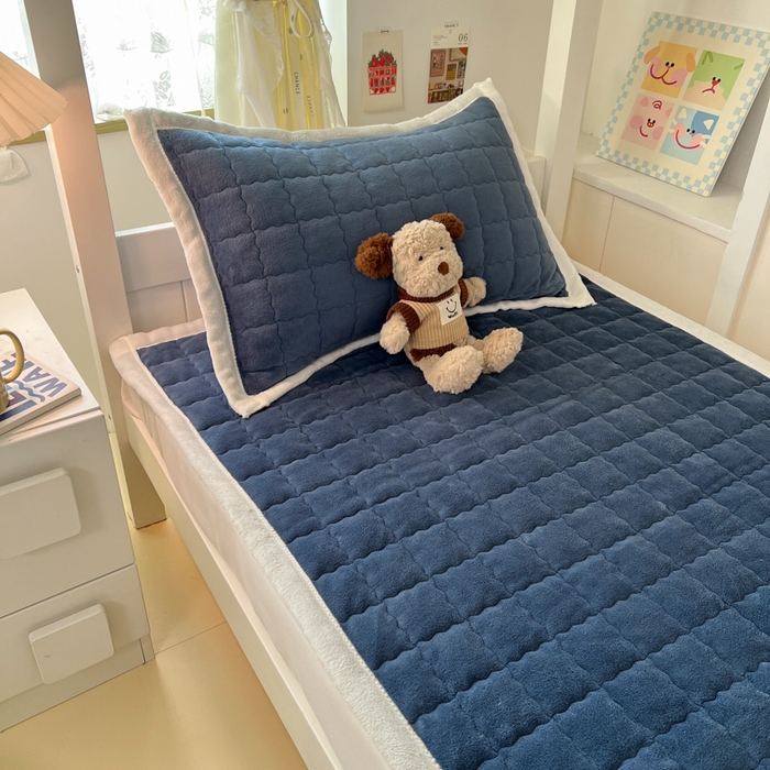 91家纺网 家纺一手货源 找家纺 川悦生活2025 新款A类印花牛奶绒床垫加厚绒保暖床护垫 吉木-深蓝