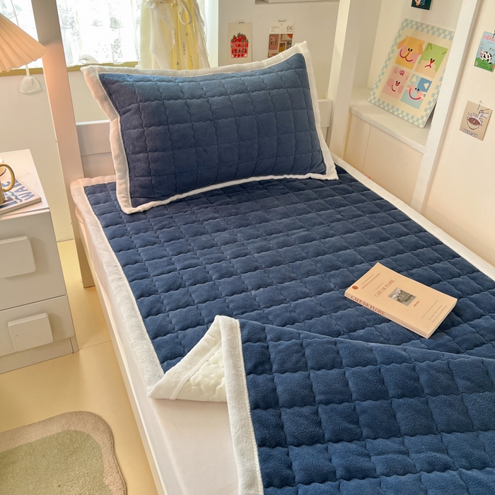 91家纺网 家纺一手货源 找家纺 川悦生活2025 新款A类印花牛奶绒床垫加厚绒保暖床护垫 吉木-深蓝