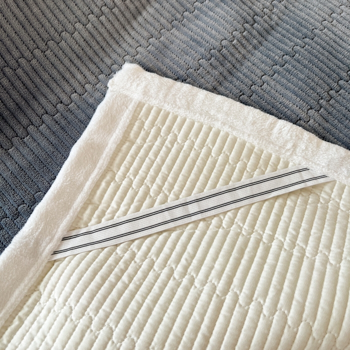 91家纺网 家纺一手货源 找家纺 川悦生活2025 新款A类印花牛奶绒床垫加厚绒保暖床护垫 晴空-暖灰