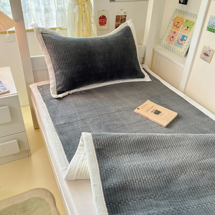 91家纺网 家纺一手货源 找家纺 川悦生活2025 新款A类印花牛奶绒床垫加厚绒保暖床护垫 晴空-暖灰