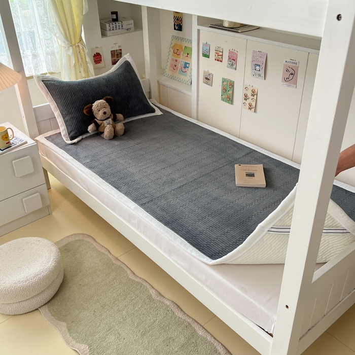 91家纺网 家纺一手货源 找家纺 川悦生活2025 新款A类印花牛奶绒床垫加厚绒保暖床护垫 晴空-暖灰