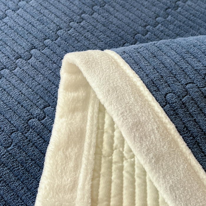 91家纺网 家纺一手货源 找家纺 川悦生活2025 新款A类印花牛奶绒床垫加厚绒保暖床护垫 晴空-深蓝