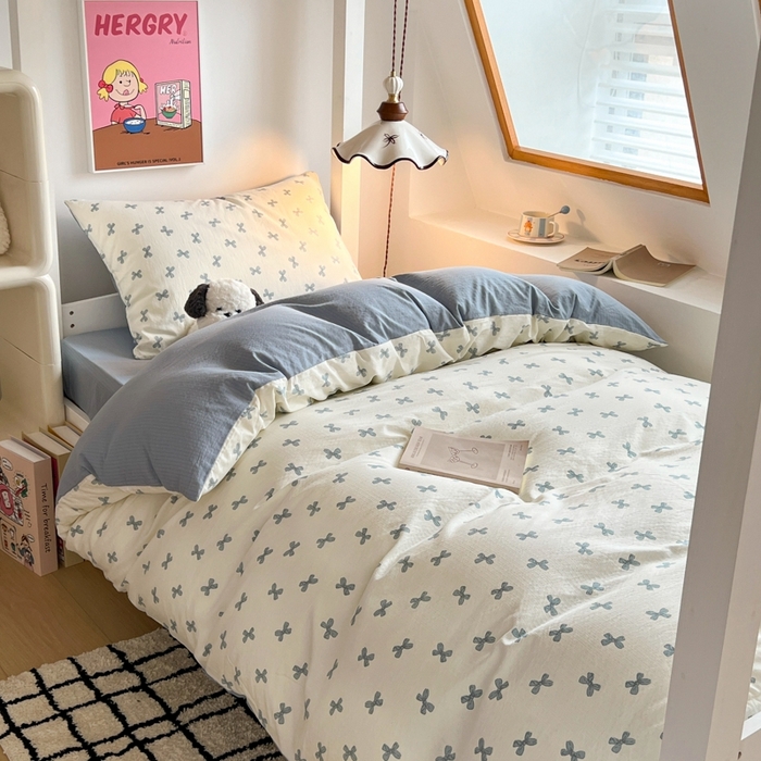 91家纺网 家纺一手货源 找家纺 妖妖家纺2025云感双层纱学生三件套 蓝结飘飘