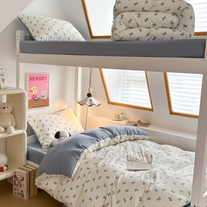 91家纺网 家纺一手货源 找家纺 妖妖家纺2025云感双层纱学生三件套 蓝结飘飘