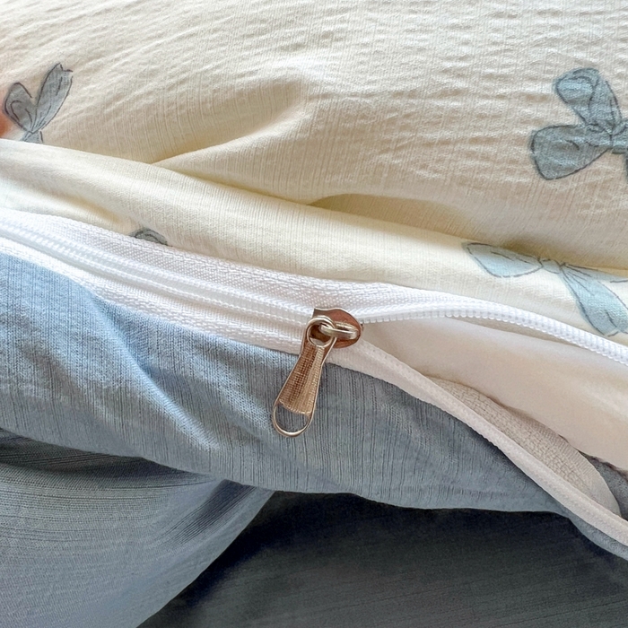 91家纺网 家纺一手货源 找家纺 妖妖家纺2025云感双层纱学生三件套 蓝结飘飘