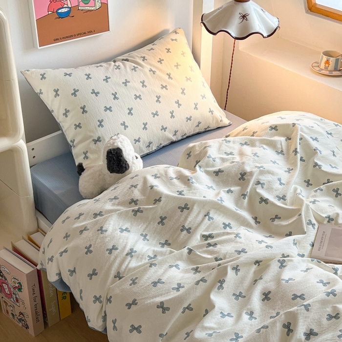 91家纺网 家纺一手货源 找家纺 妖妖家纺2025云感双层纱学生三件套 蓝结飘飘