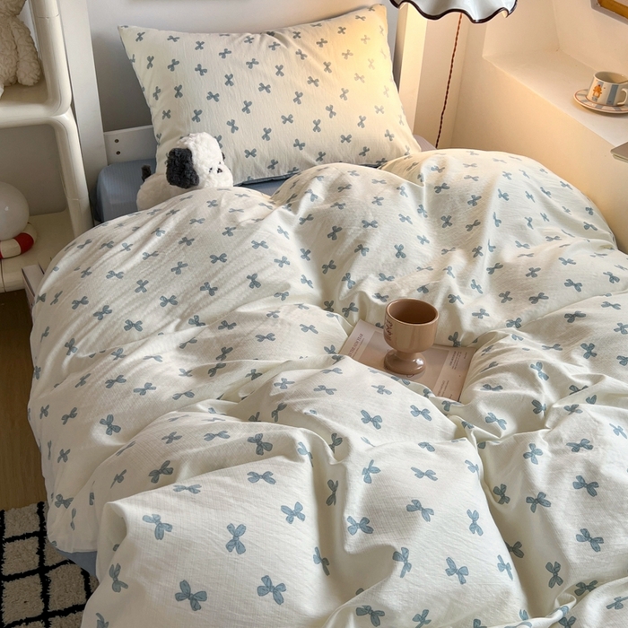 91家纺网 家纺一手货源 找家纺 妖妖家纺2025云感双层纱学生三件套 蓝结飘飘