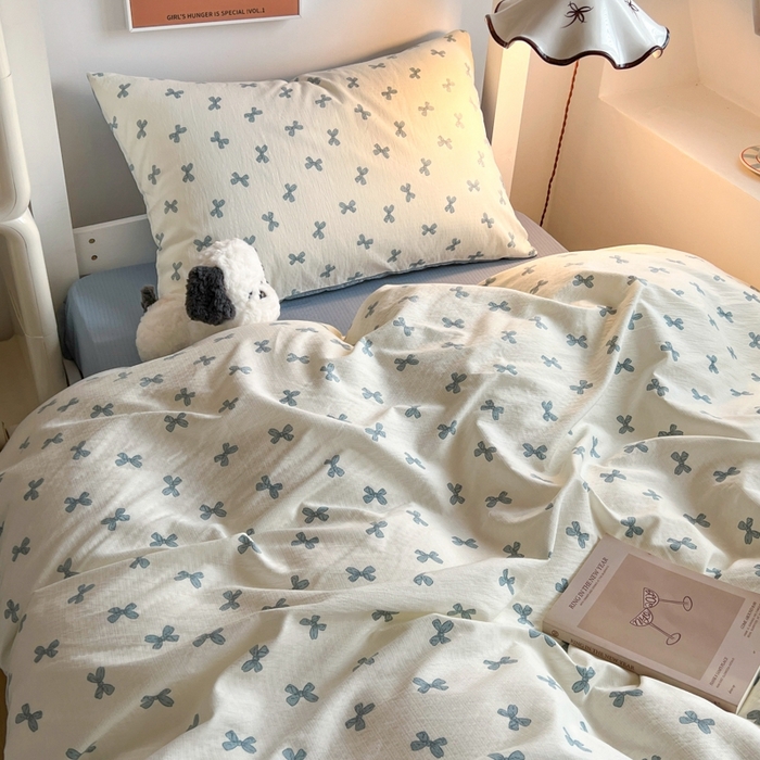 91家纺网 家纺一手货源 找家纺 妖妖家纺2025云感双层纱学生三件套 蓝结飘飘