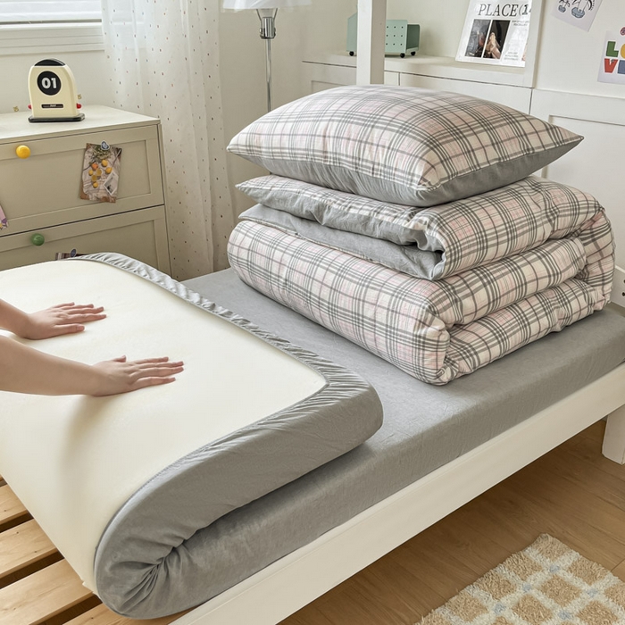 91家纺网 家纺一手货源 找家纺 ab家纺  2025新款40支A类水洗棉学生三件套 觅果-粉