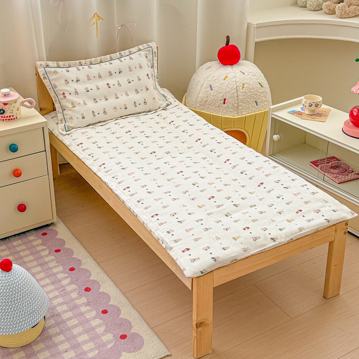 91家纺网 家纺一手货源 找家纺 简宜家居（朝初家纺） 2025新款幼儿园双层纱套件 彩色兔兔窝