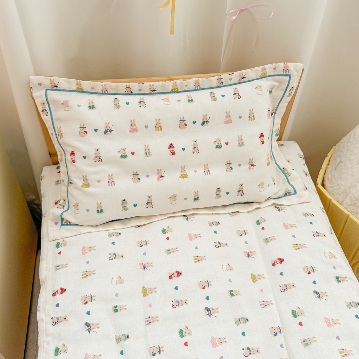 91家纺网 家纺一手货源 找家纺 简宜家居（朝初家纺） 2025新款幼儿园双层纱套件 彩色兔兔窝