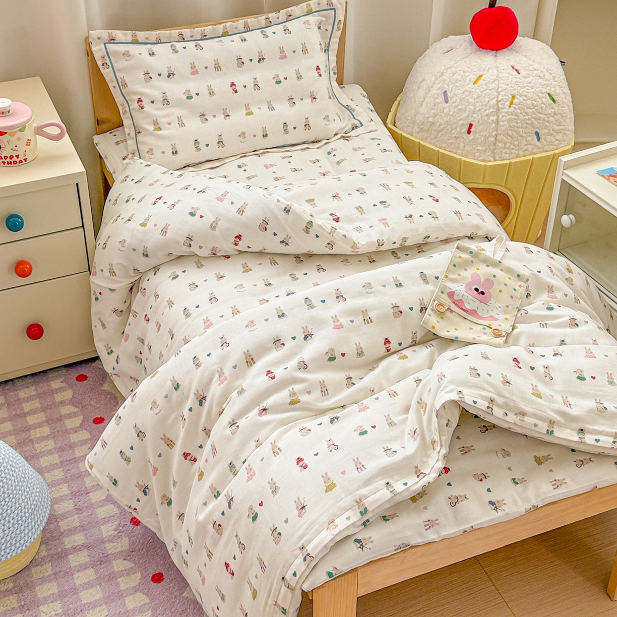 91家纺网 家纺一手货源 找家纺 简宜家居（朝初家纺） 2025新款幼儿园双层纱套件 彩色兔兔窝