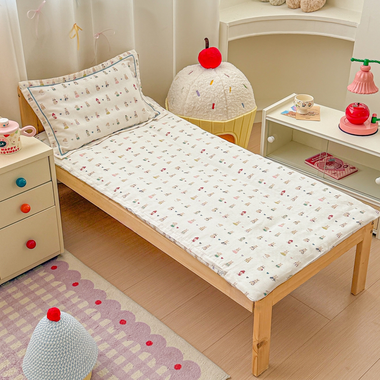 91家纺网 家纺一手货源 找家纺 简宜家居（朝初家纺） 2025新款幼儿园双层纱套件 彩色兔兔窝