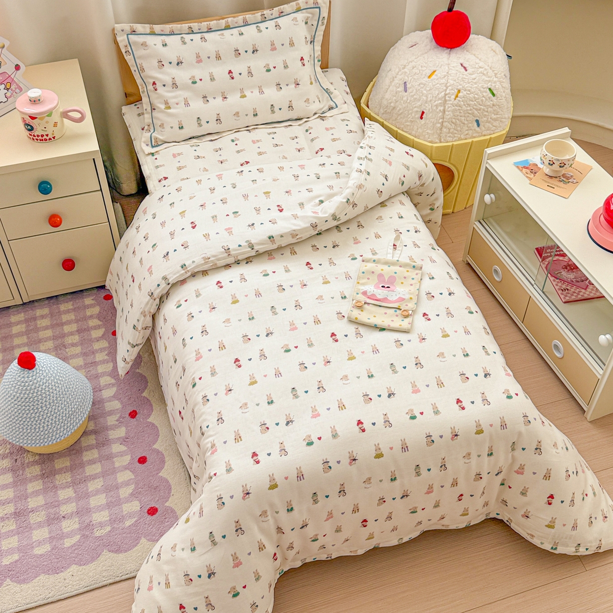 91家纺网 家纺一手货源 找家纺 简宜家居（朝初家纺） 2025新款幼儿园双层纱套件 彩色兔兔窝