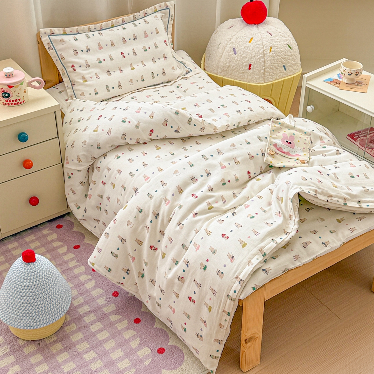 91家纺网 家纺一手货源 找家纺 简宜家居（朝初家纺） 2025新款幼儿园双层纱套件 彩色兔兔窝