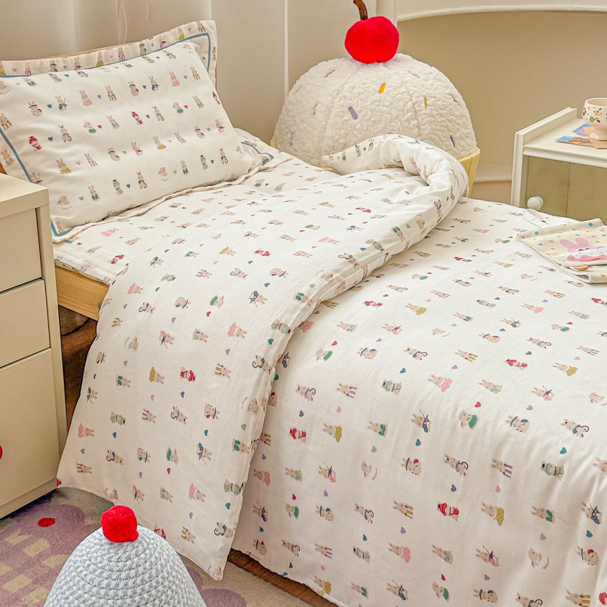 91家纺网 家纺一手货源 找家纺 简宜家居（朝初家纺） 2025新款幼儿园双层纱套件 彩色兔兔窝