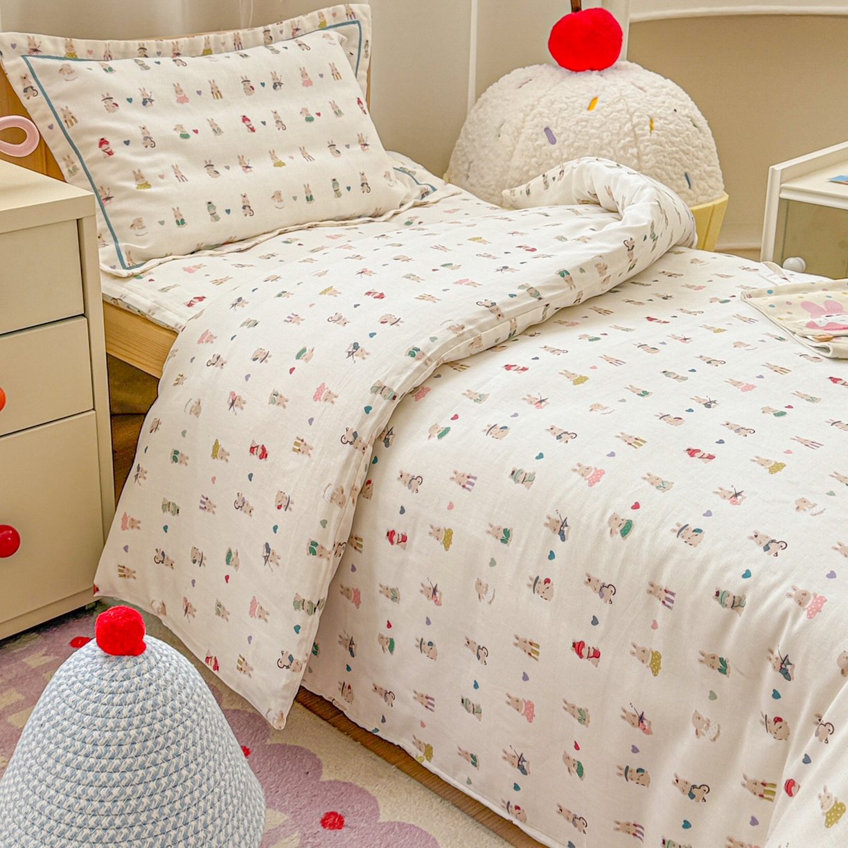 91家纺网 家纺一手货源 找家纺 简宜家居（朝初家纺） 2025新款幼儿园双层纱套件 彩色兔兔窝