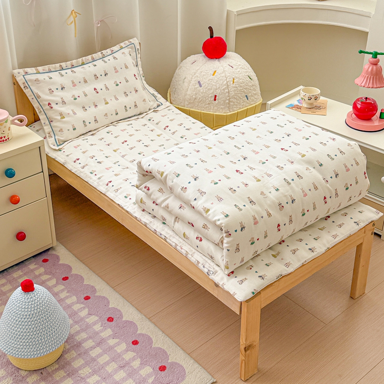 91家纺网 家纺一手货源 找家纺 简宜家居（朝初家纺） 2025新款幼儿园双层纱套件 彩色兔兔窝