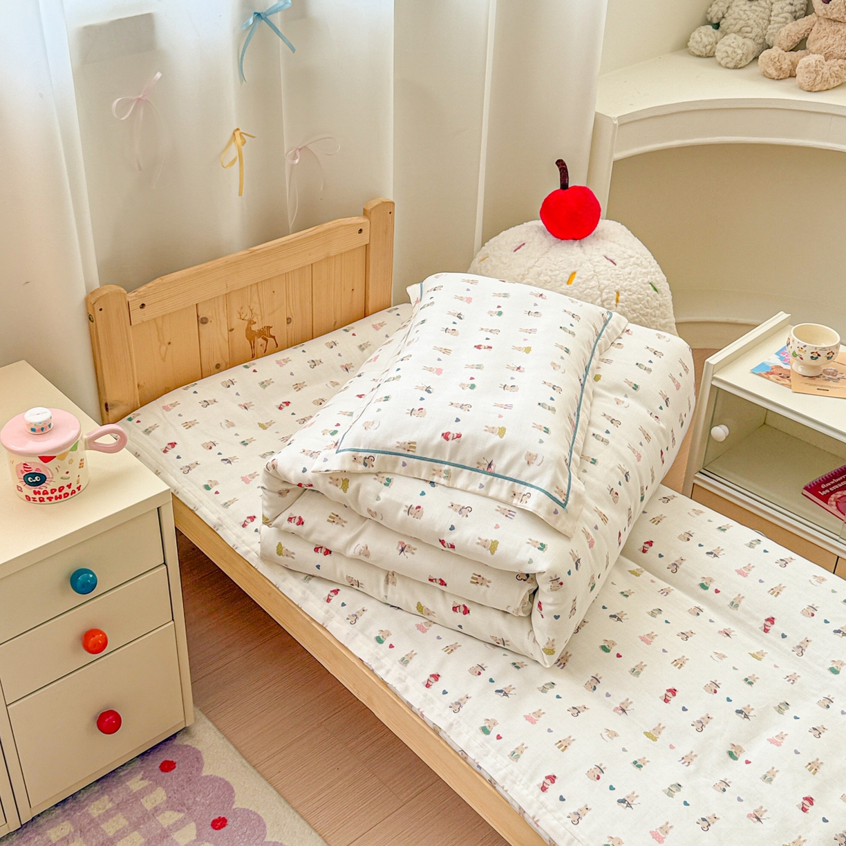 91家纺网 家纺一手货源 找家纺 简宜家居（朝初家纺） 2025新款幼儿园双层纱套件 彩色兔兔窝