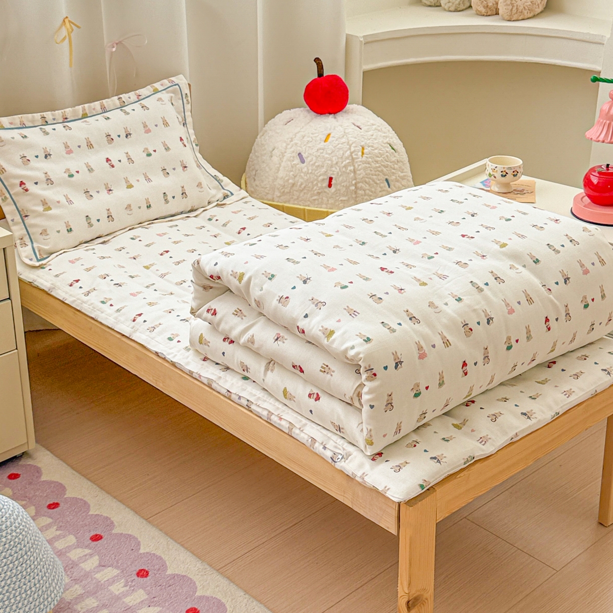 91家纺网 家纺一手货源 找家纺 简宜家居（朝初家纺） 2025新款幼儿园双层纱套件 彩色兔兔窝