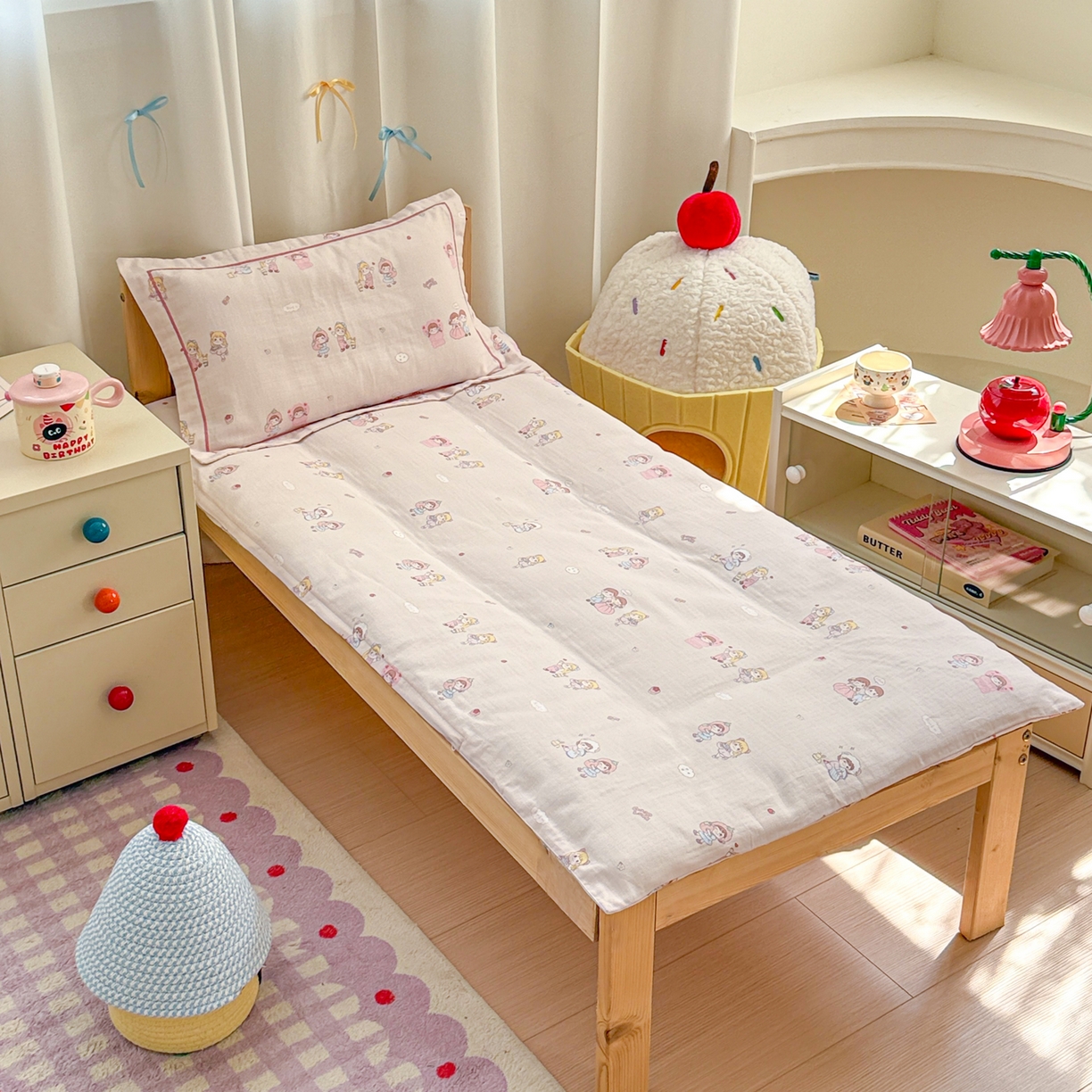 91家纺网 家纺一手货源 找家纺 简宜家居（朝初家纺） 2025新款幼儿园双层纱套件 粉萌伙伴