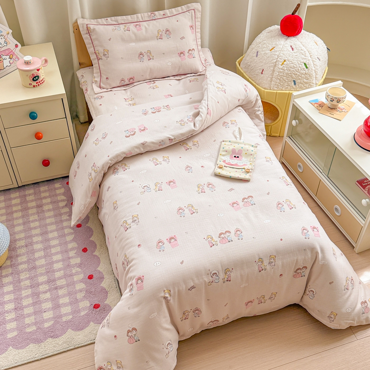 91家纺网 家纺一手货源 找家纺 简宜家居（朝初家纺） 2025新款幼儿园双层纱套件 粉萌伙伴