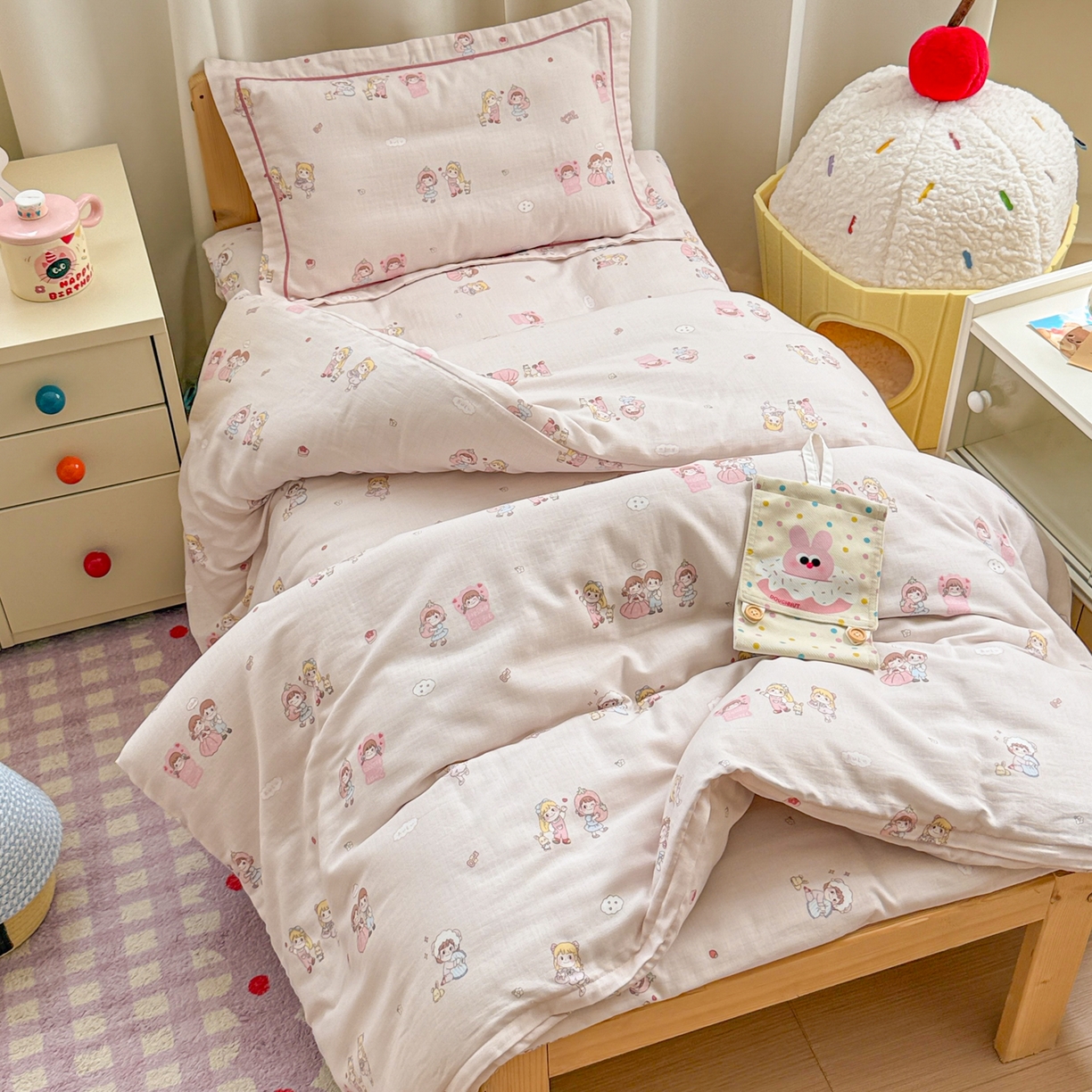 91家纺网 家纺一手货源 找家纺 简宜家居（朝初家纺） 2025新款幼儿园双层纱套件 粉萌伙伴