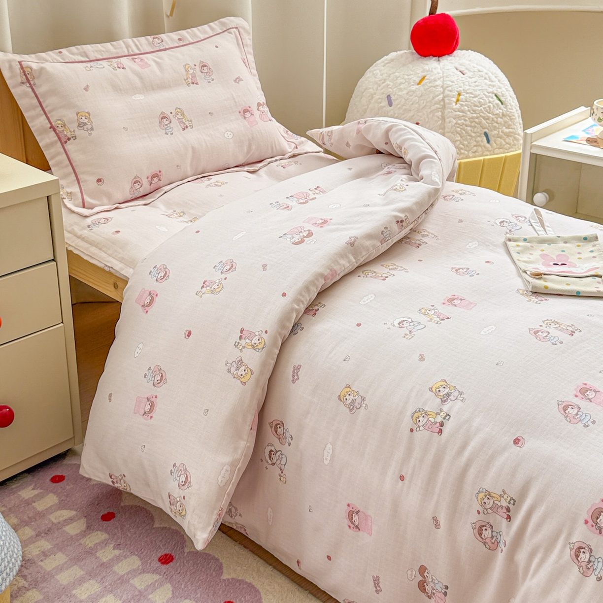 91家纺网 家纺一手货源 找家纺 简宜家居（朝初家纺） 2025新款幼儿园双层纱套件 粉萌伙伴