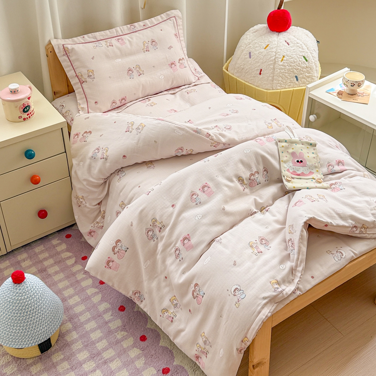 91家纺网 家纺一手货源 找家纺 简宜家居（朝初家纺） 2025新款幼儿园双层纱套件 粉萌伙伴