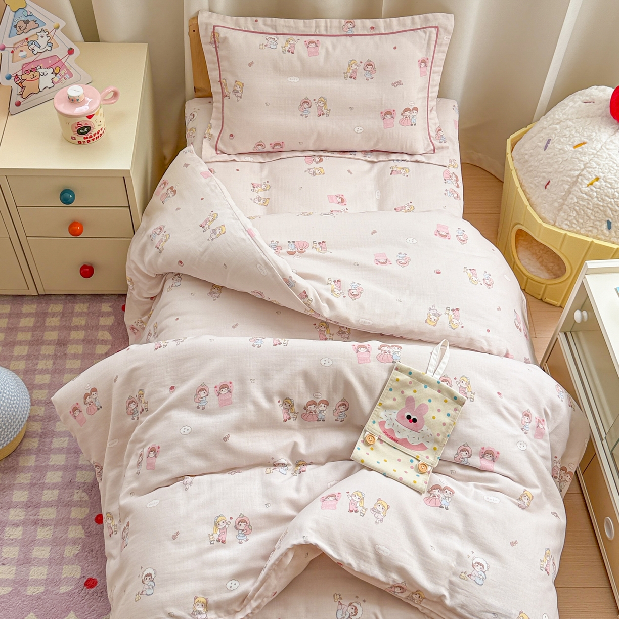 91家纺网 家纺一手货源 找家纺 简宜家居（朝初家纺） 2025新款幼儿园双层纱套件 粉萌伙伴