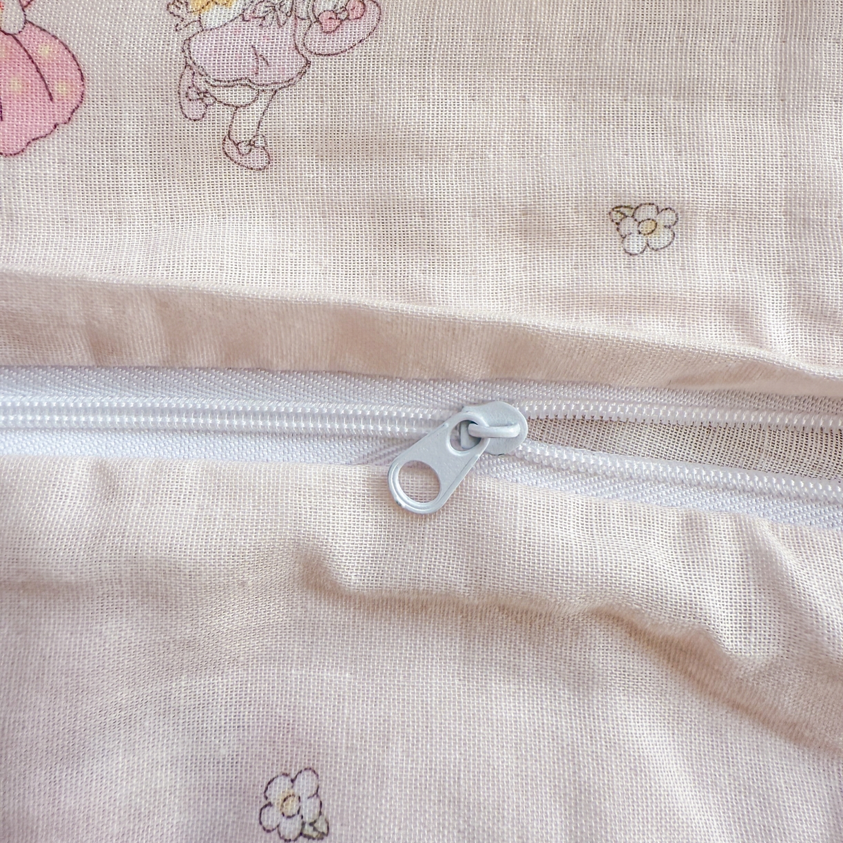 91家纺网 家纺一手货源 找家纺 简宜家居（朝初家纺） 2025新款幼儿园双层纱套件 粉萌伙伴