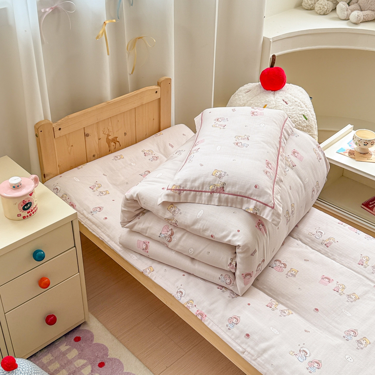 91家纺网 家纺一手货源 找家纺 简宜家居（朝初家纺） 2025新款幼儿园双层纱套件 粉萌伙伴