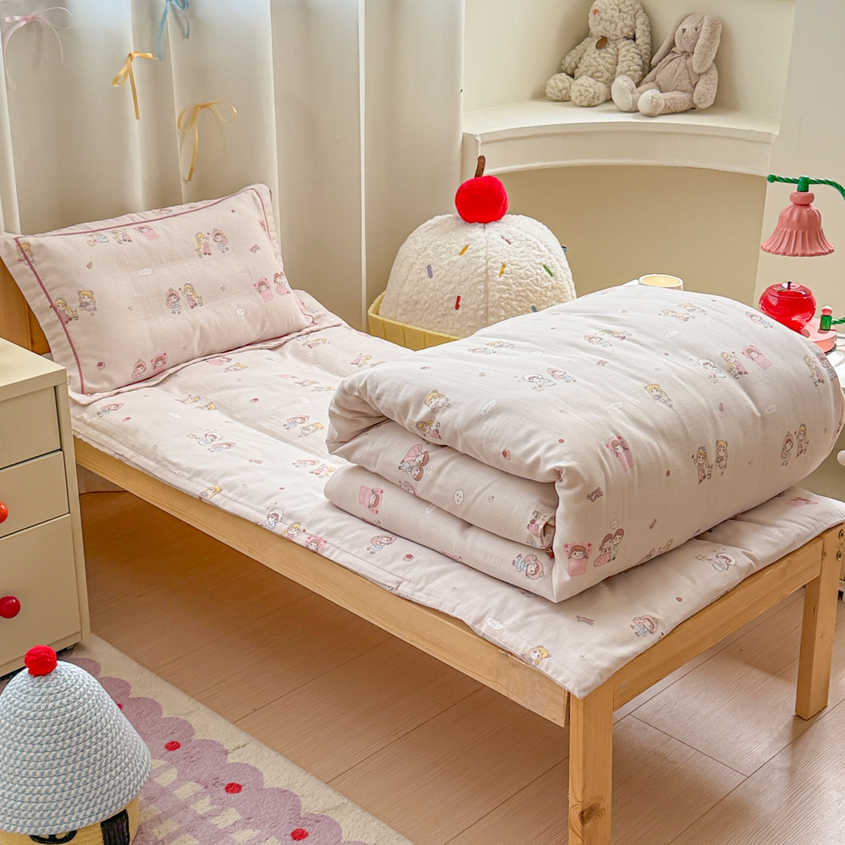 91家纺网 家纺一手货源 找家纺 简宜家居（朝初家纺） 2025新款幼儿园双层纱套件 粉萌伙伴