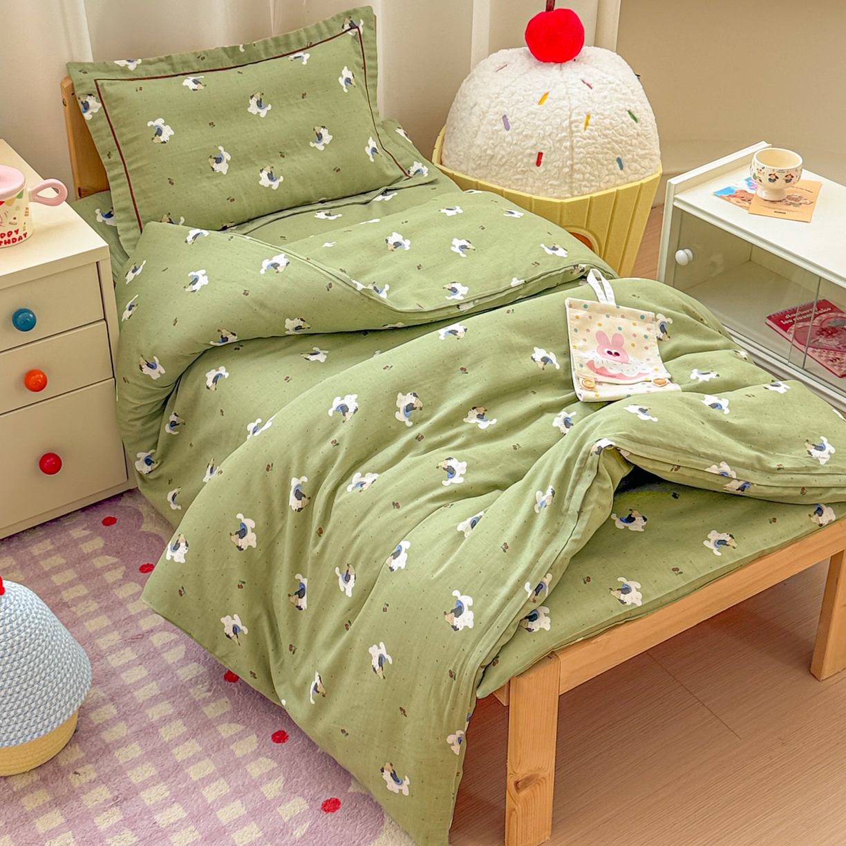 91家纺网 家纺一手货源 找家纺 简宜家居（朝初家纺） 2025新款幼儿园双层纱套件 狗狗踏青