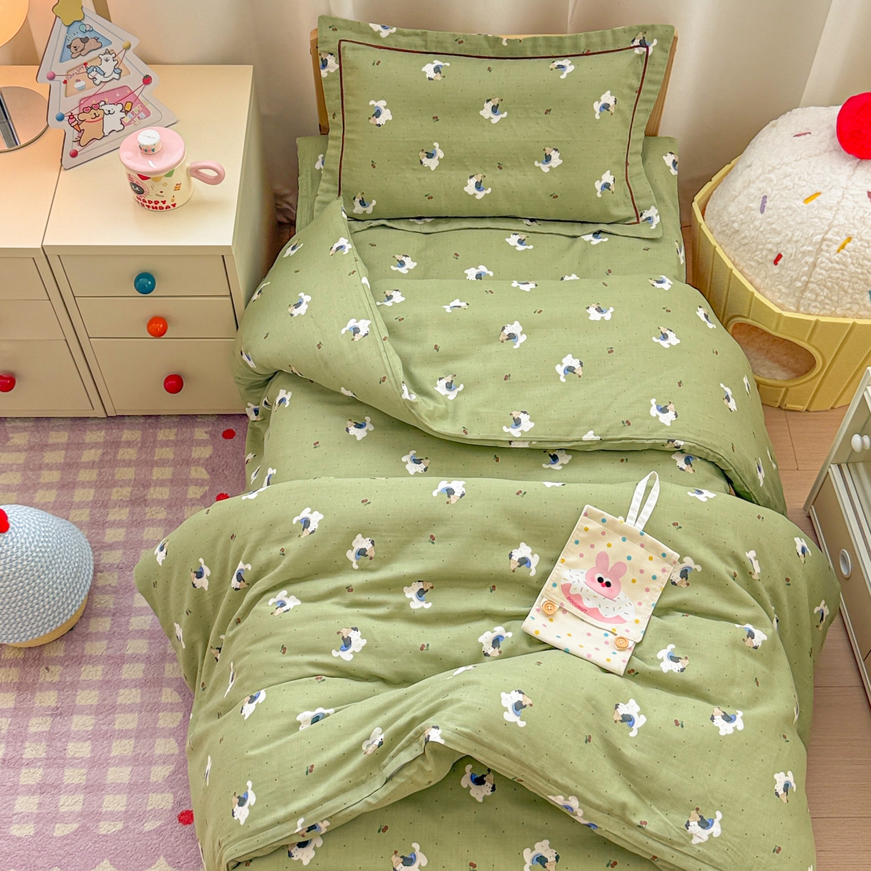 91家纺网 家纺一手货源 找家纺 简宜家居（朝初家纺） 2025新款幼儿园双层纱套件 狗狗踏青