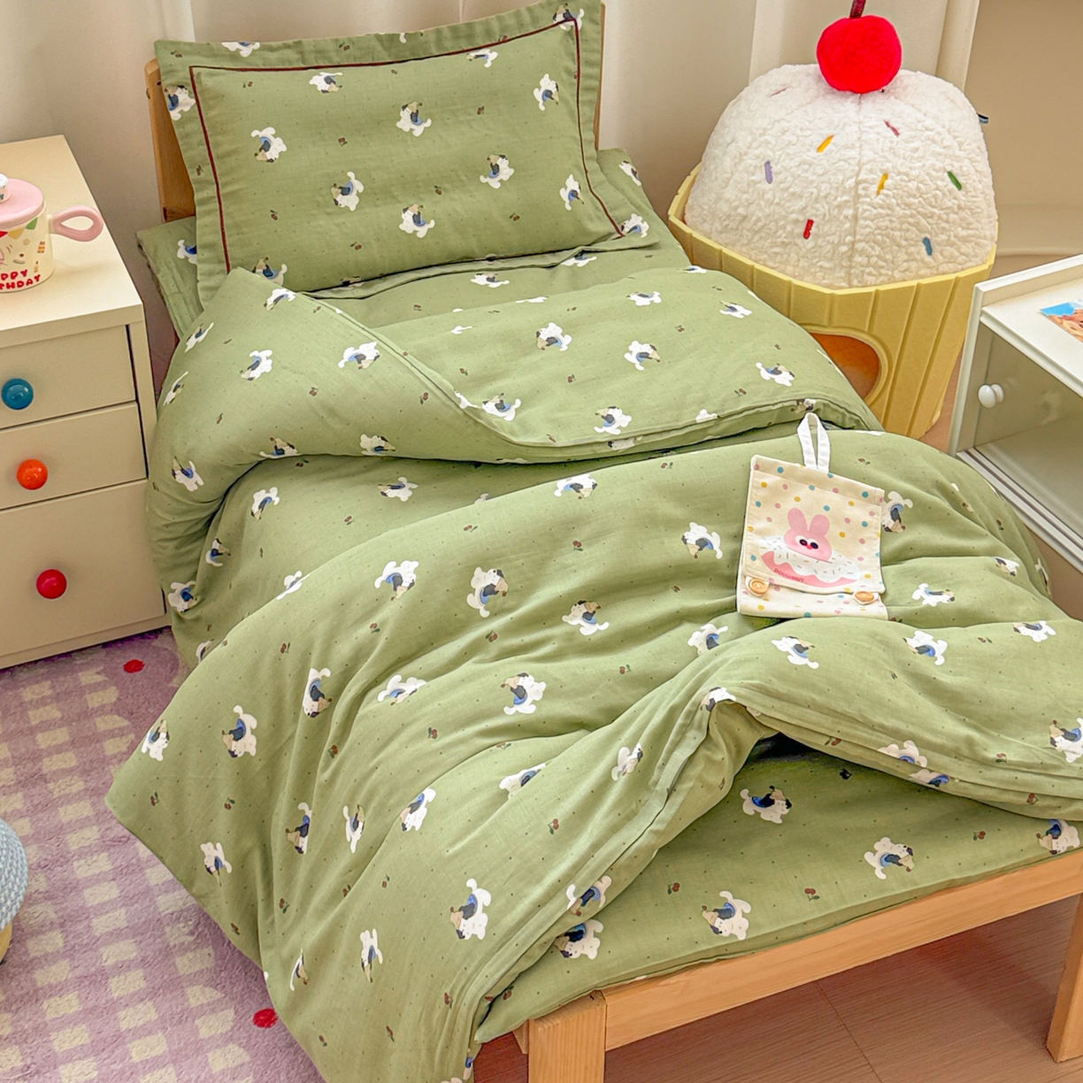 91家纺网 家纺一手货源 找家纺 简宜家居（朝初家纺） 2025新款幼儿园双层纱套件 狗狗踏青