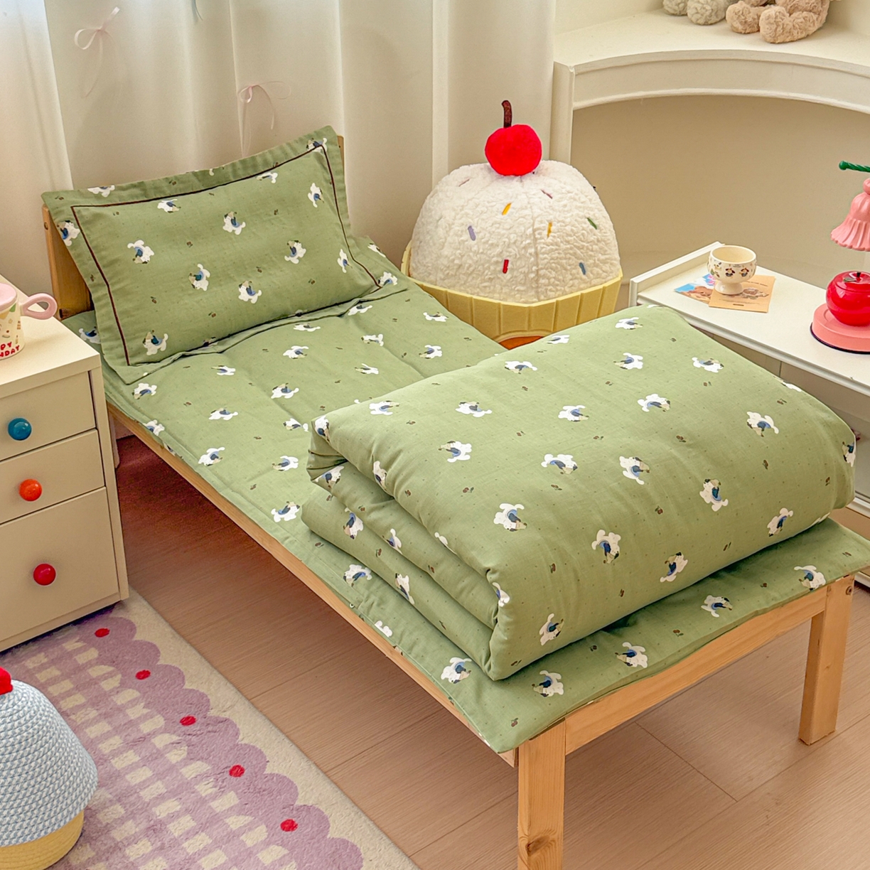 91家纺网 家纺一手货源 找家纺 简宜家居（朝初家纺） 2025新款幼儿园双层纱套件 狗狗踏青