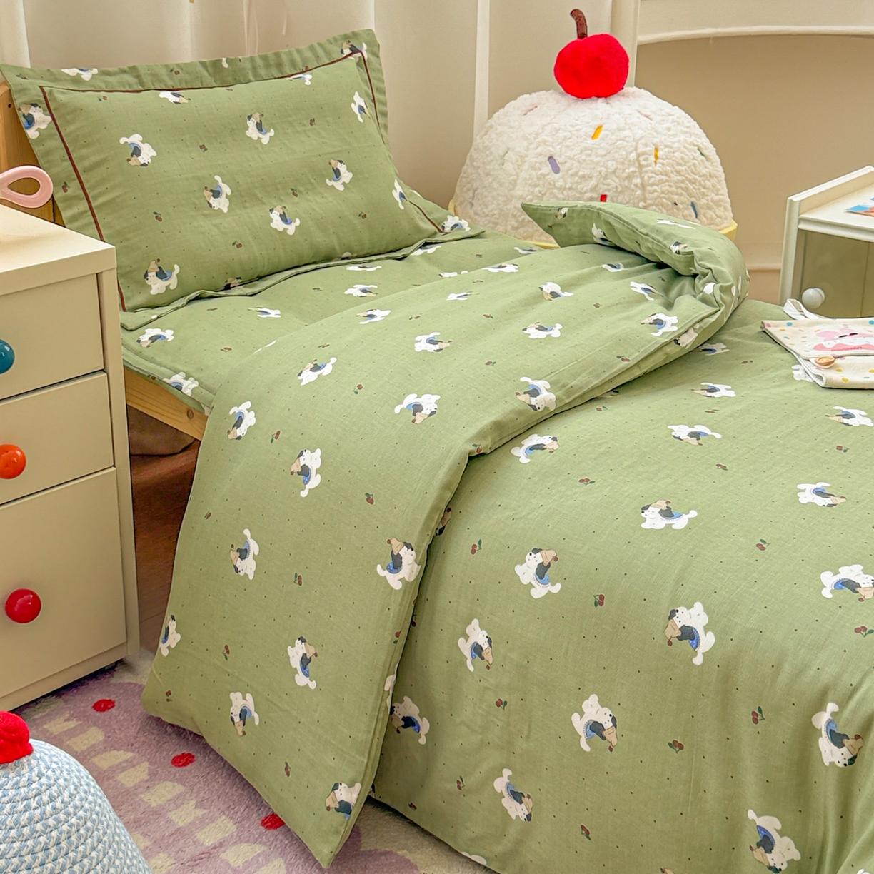 91家纺网 家纺一手货源 找家纺 简宜家居（朝初家纺） 2025新款幼儿园双层纱套件 狗狗踏青