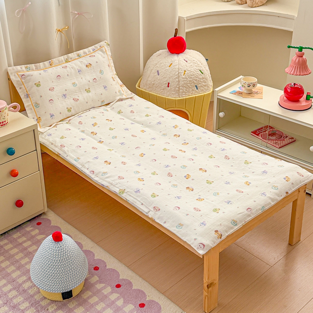 91家纺网 家纺一手货源 找家纺 简宜家居（朝初家纺） 2025新款幼儿园双层纱套件 萌友-奶白