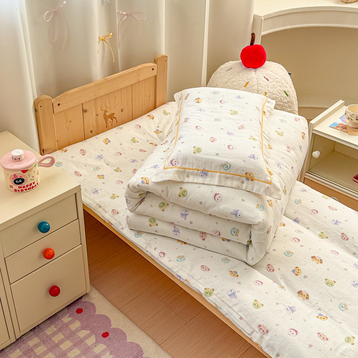 91家纺网 家纺一手货源 找家纺 简宜家居（朝初家纺） 2025新款幼儿园双层纱套件 萌友-奶白