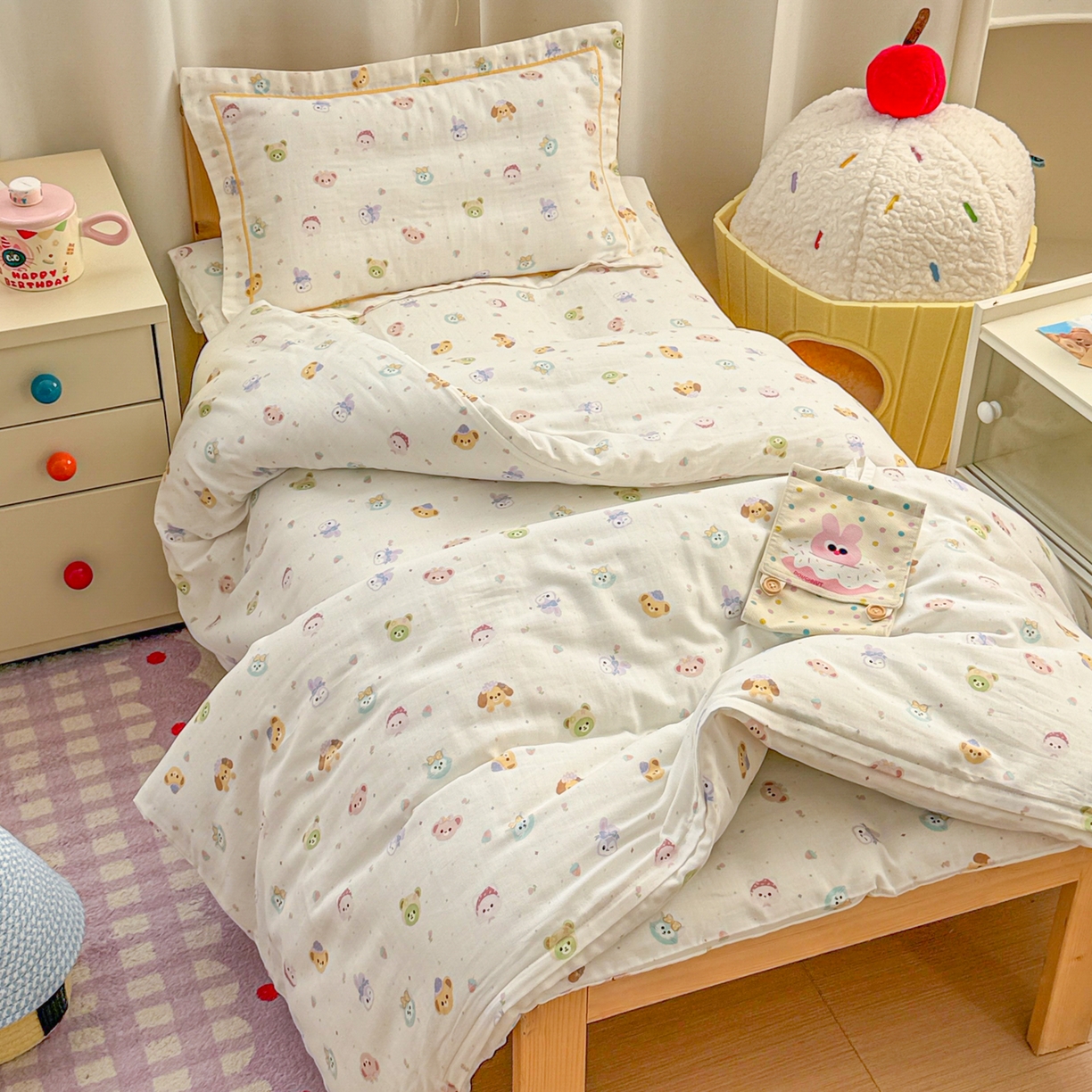 91家纺网 家纺一手货源 找家纺 简宜家居（朝初家纺） 2025新款幼儿园双层纱套件 萌友-奶白