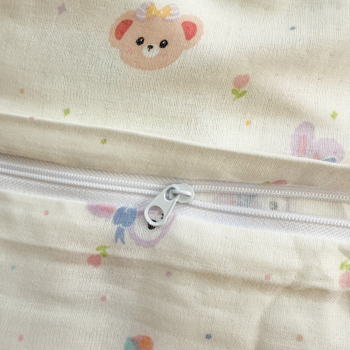 91家纺网 家纺一手货源 找家纺 简宜家居（朝初家纺） 2025新款幼儿园双层纱套件 萌友-奶白